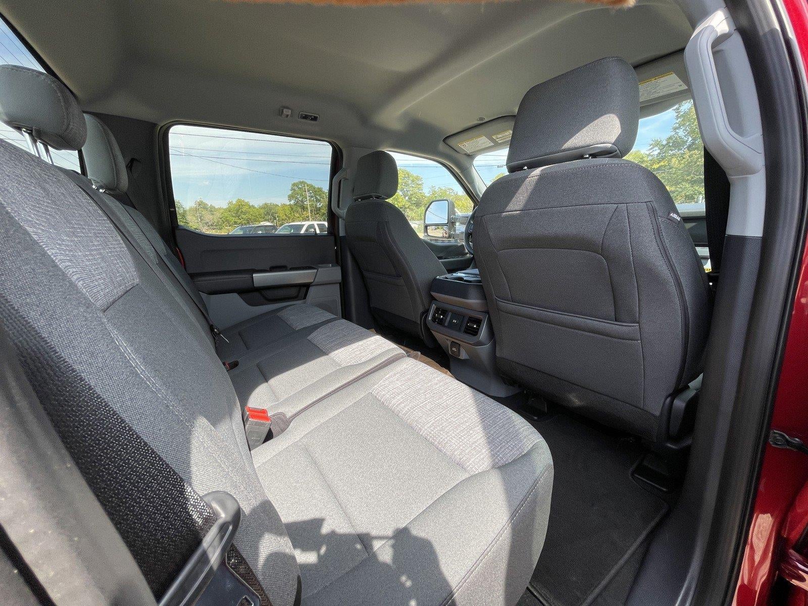2027 Ford Super Duty F-350 SRW XLT