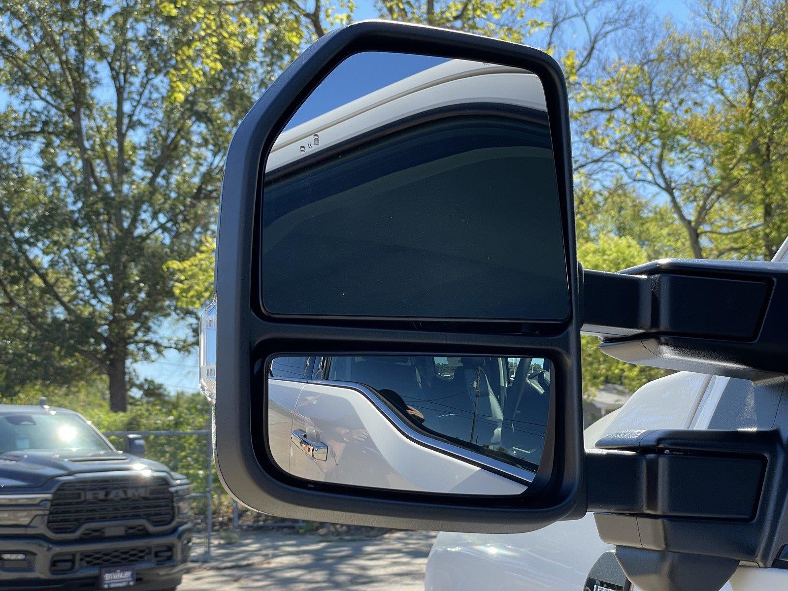 2027 Ford Super Duty F-350 DRW LARIAT