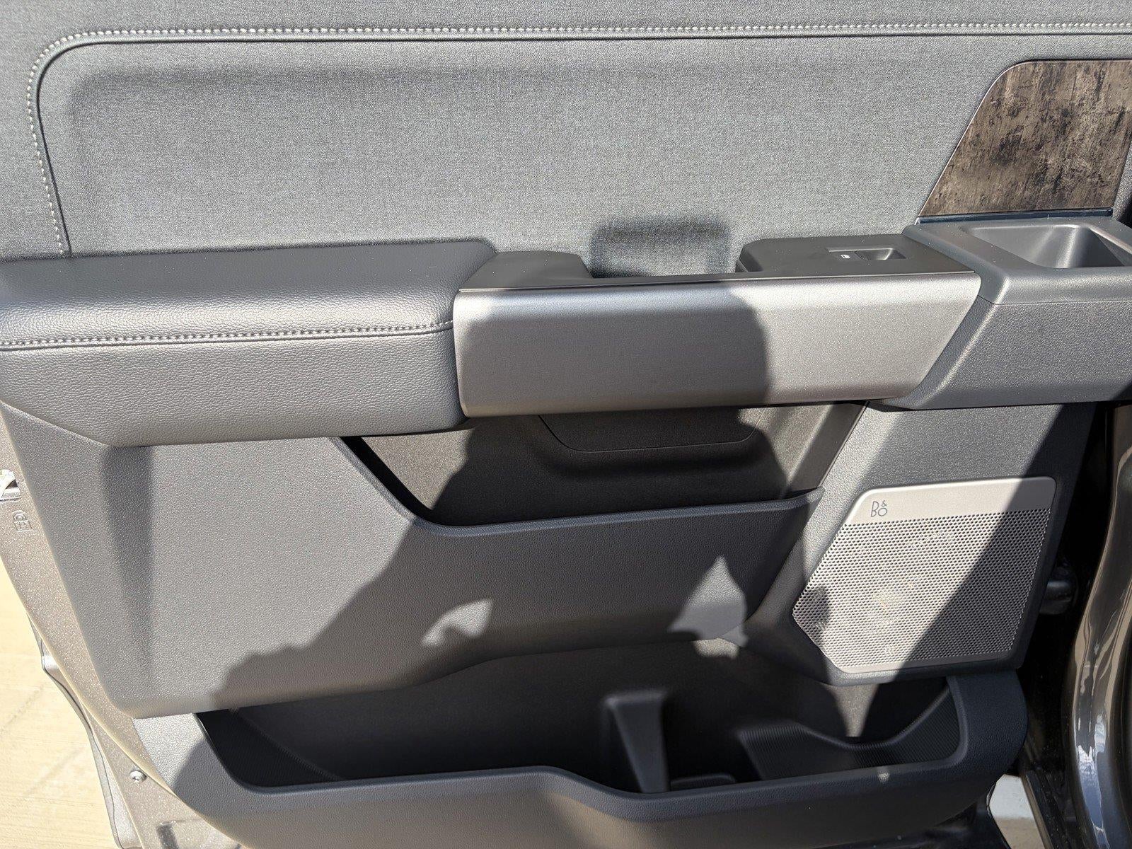 2027 Ford Super Duty F-350 SRW LARIAT