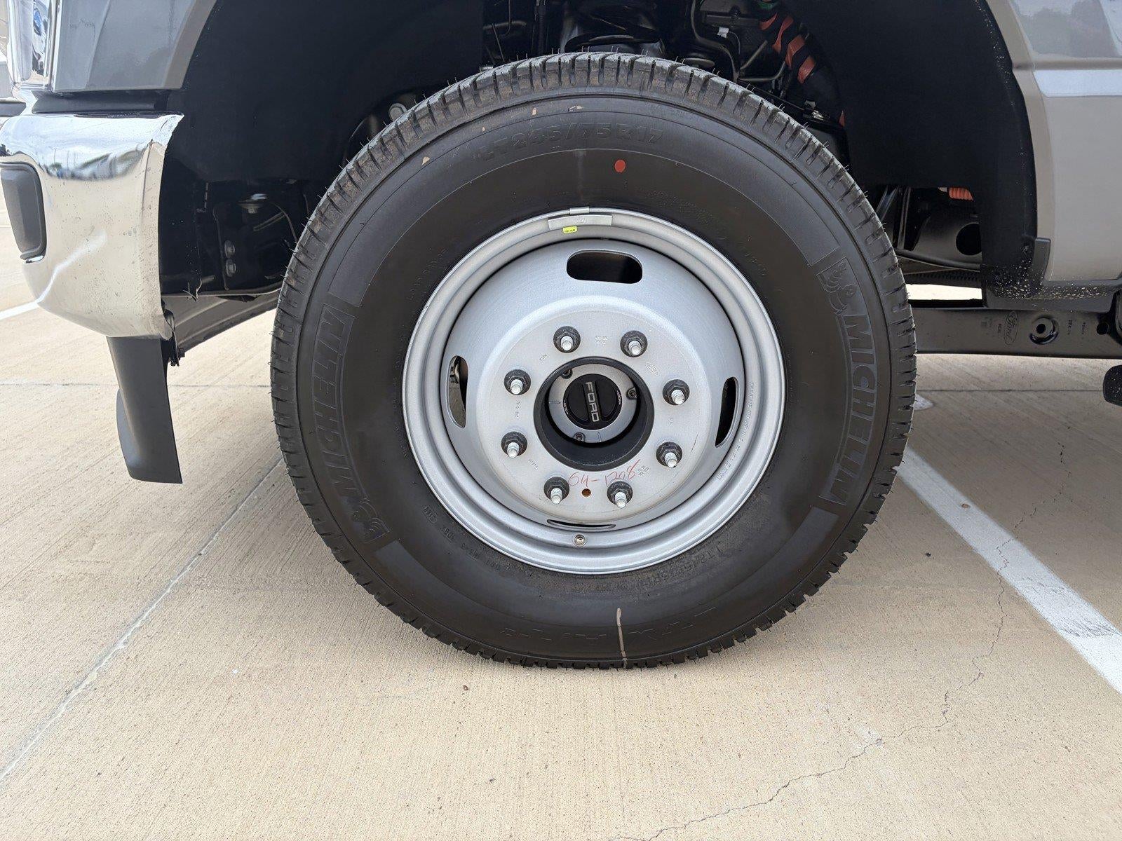 2027 Ford Super Duty F-350 DRW XLT