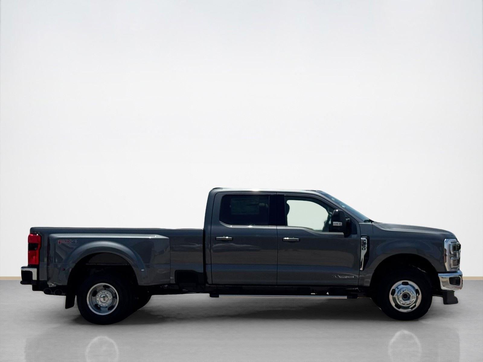 2026 Ford Super Duty F-350 DRW LARIAT