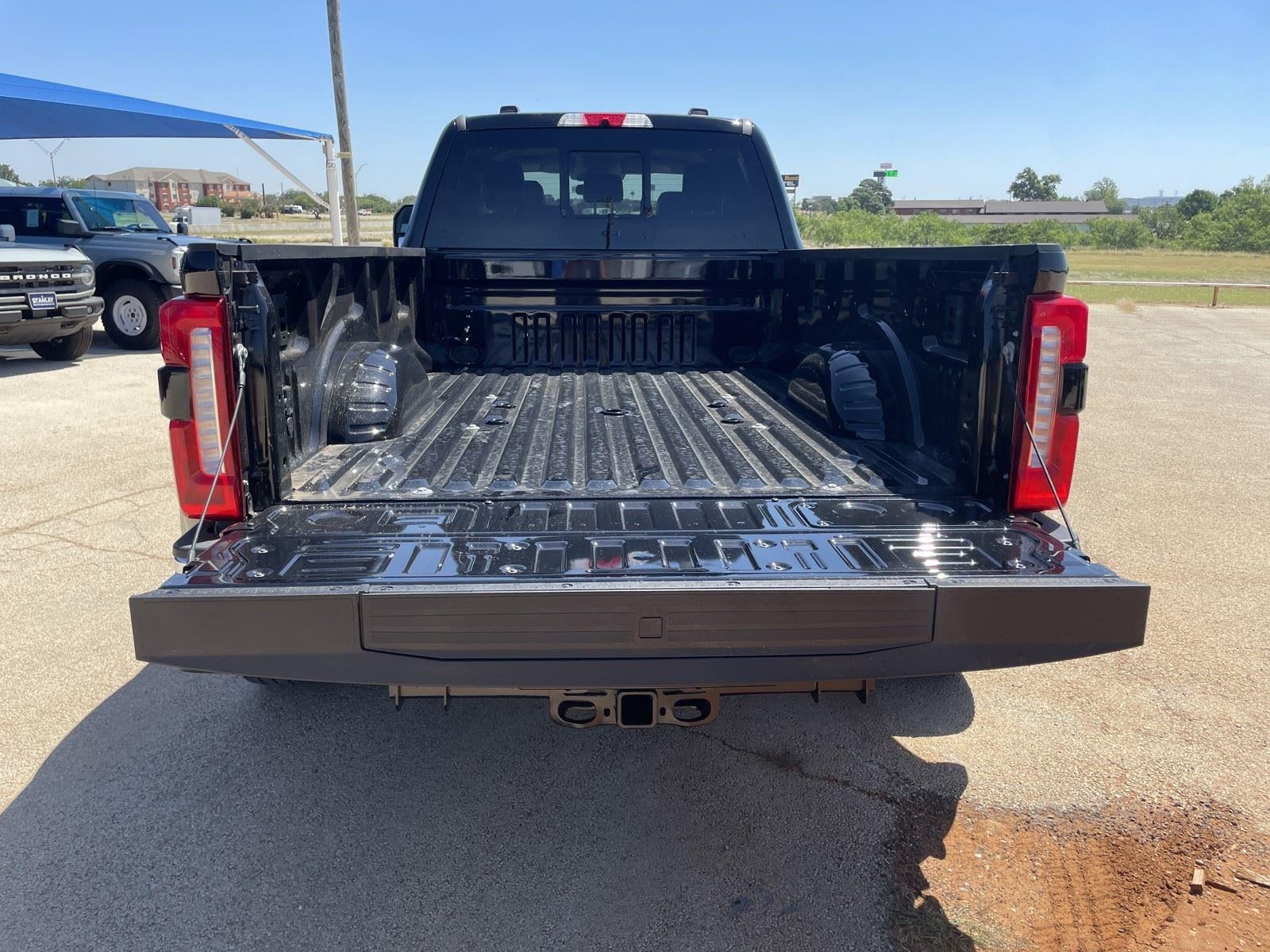 2026 Ford SUPER DUTY F-350 DRW LARIAT 4WD CREW CAB 8' BO