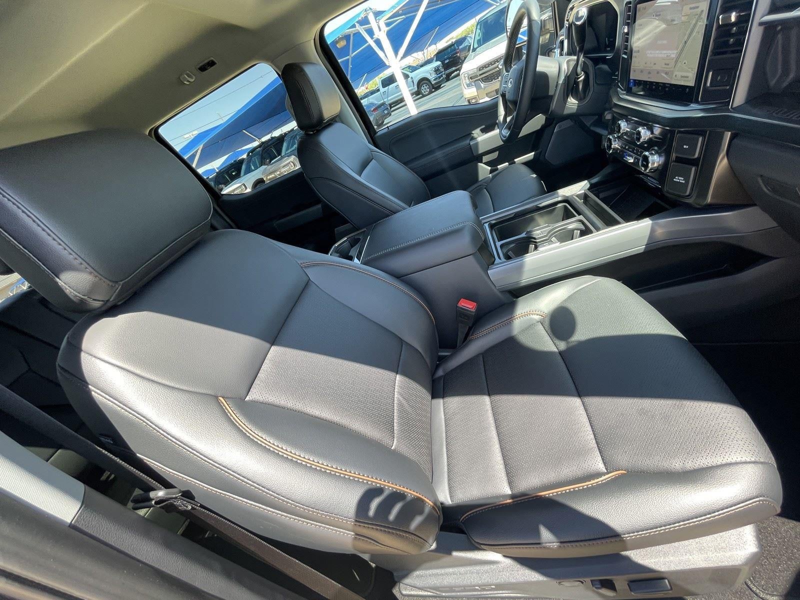 2026 Ford SUPER DUTY F-350 DRW LARIAT 4WD CREW CAB 8' BO