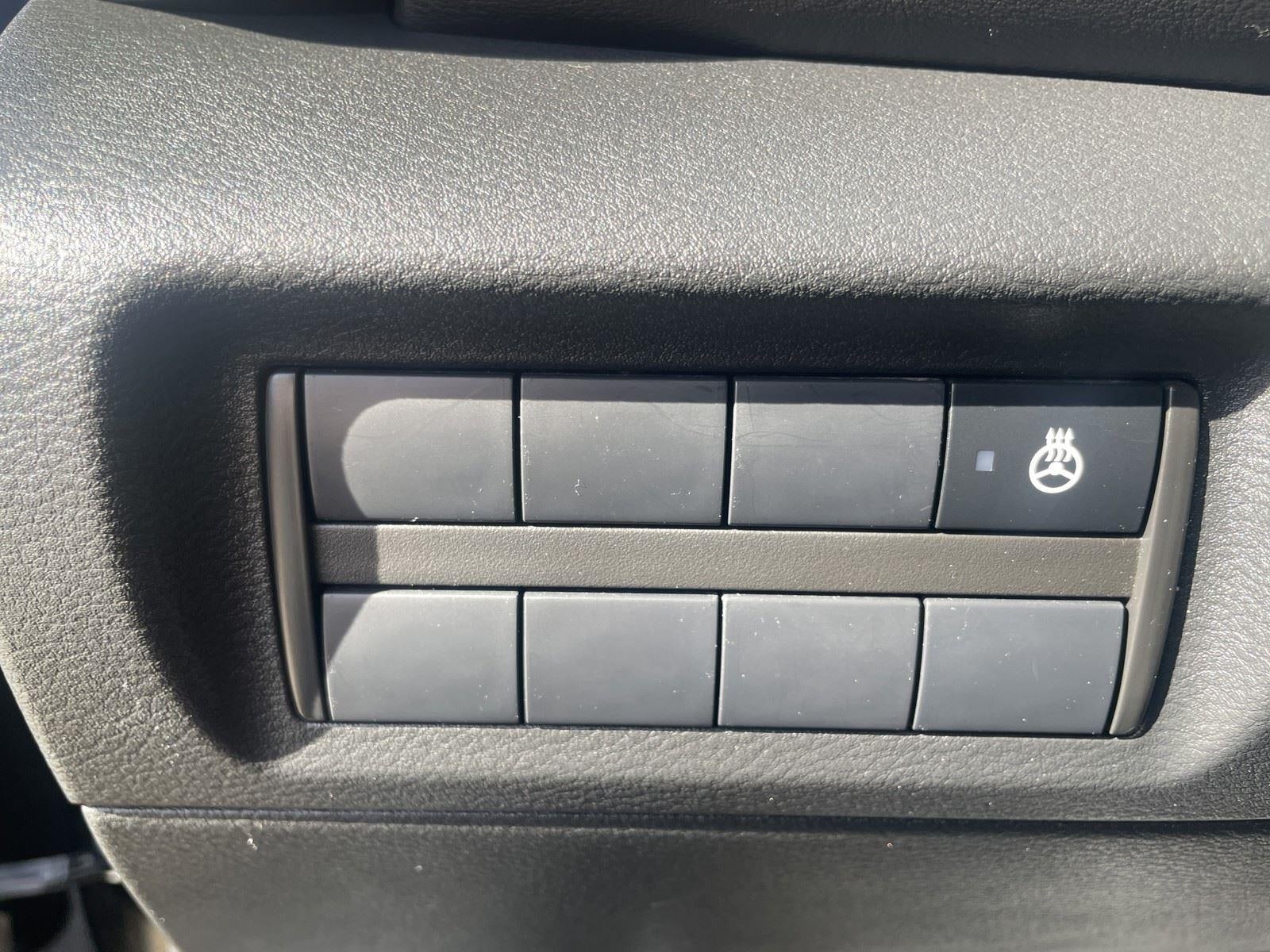 2022 Nissan Kicks SR