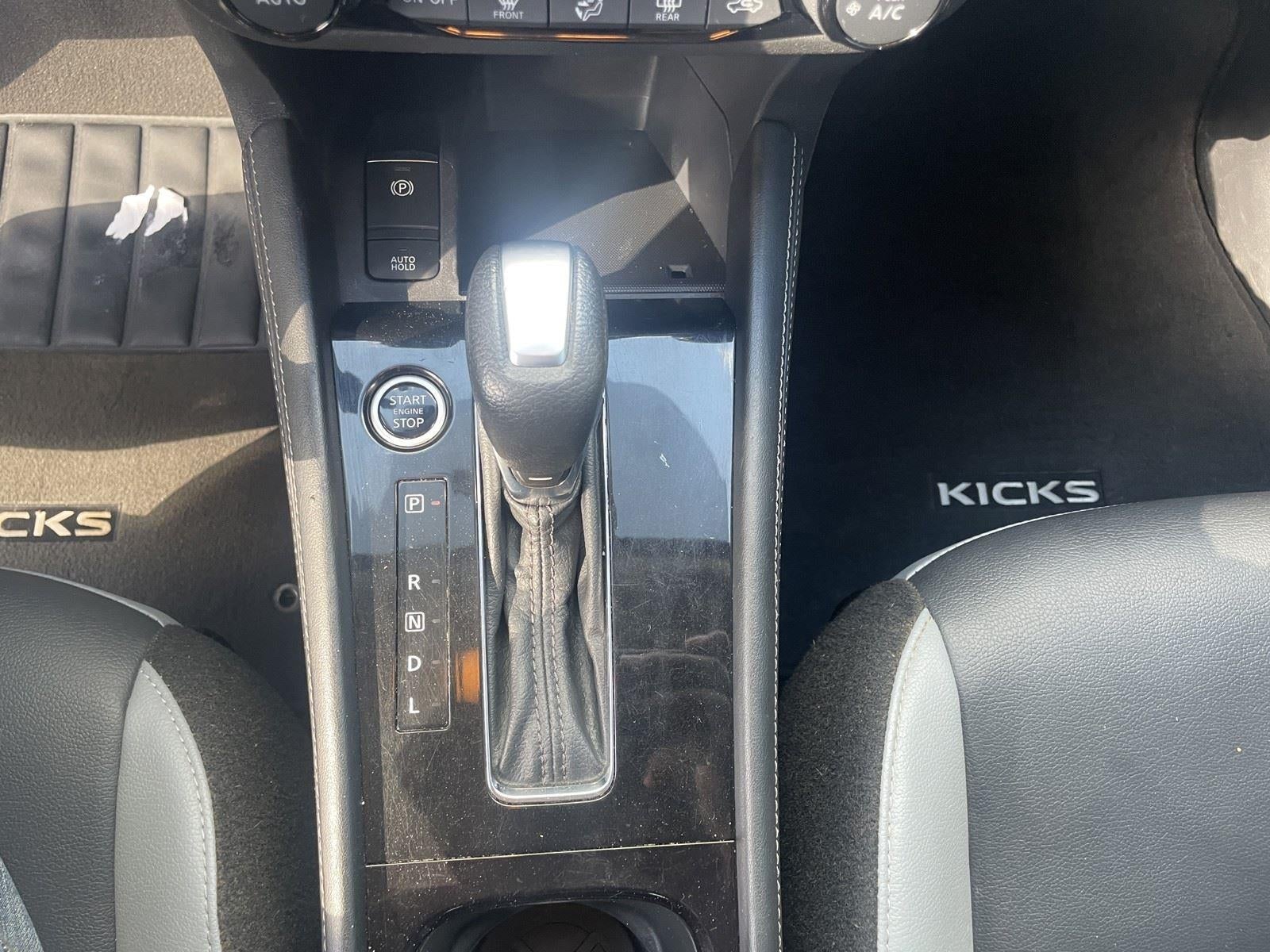 2022 Nissan Kicks SR